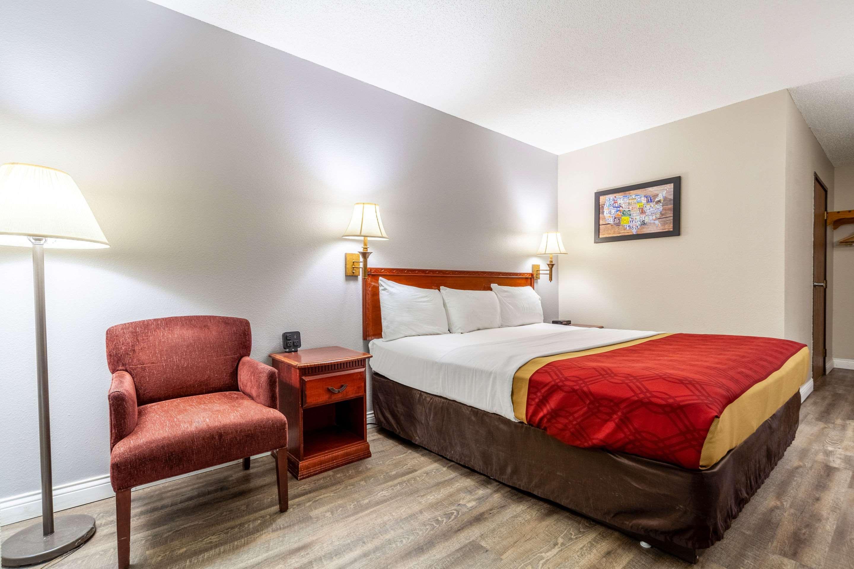 Econo Lodge Lincoln Bagian luar foto