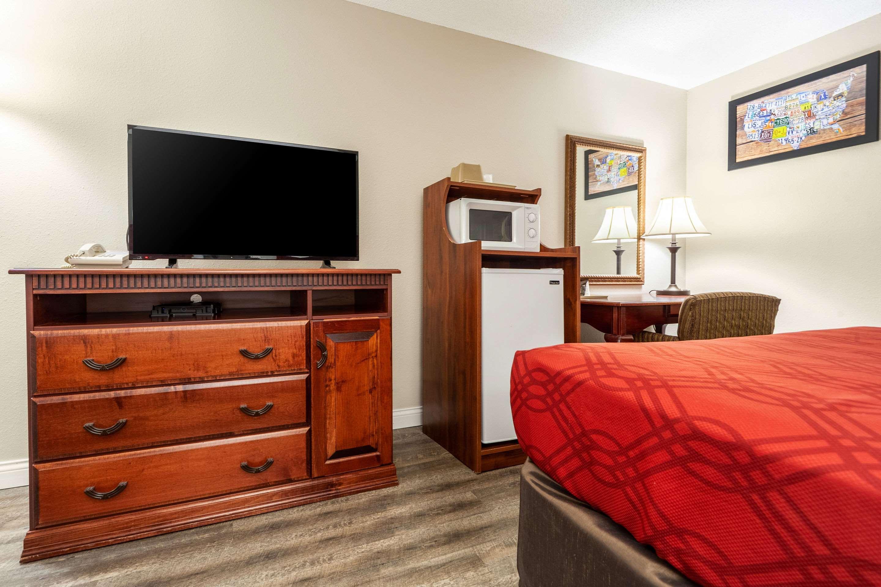 Econo Lodge Lincoln Bagian luar foto