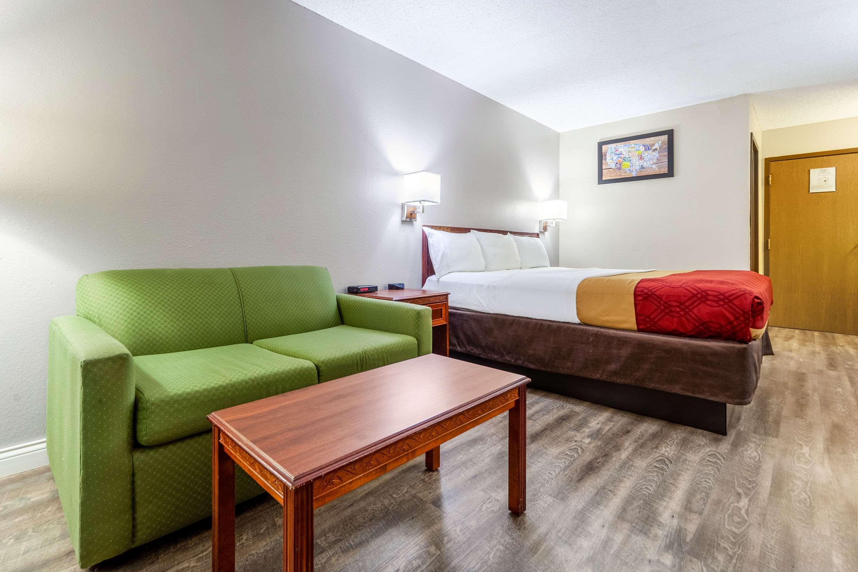 Econo Lodge Lincoln Bagian luar foto